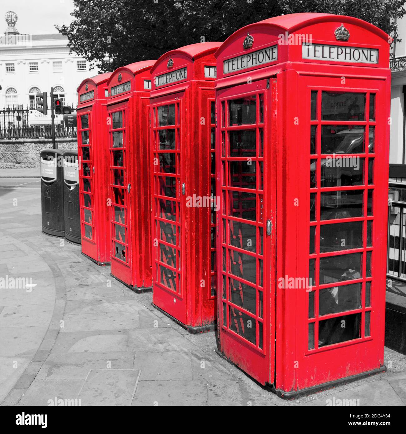 Bild von britischen Phoneboxen in London, UK, mit selektiver Farbgebung verarbeitet Stockfoto