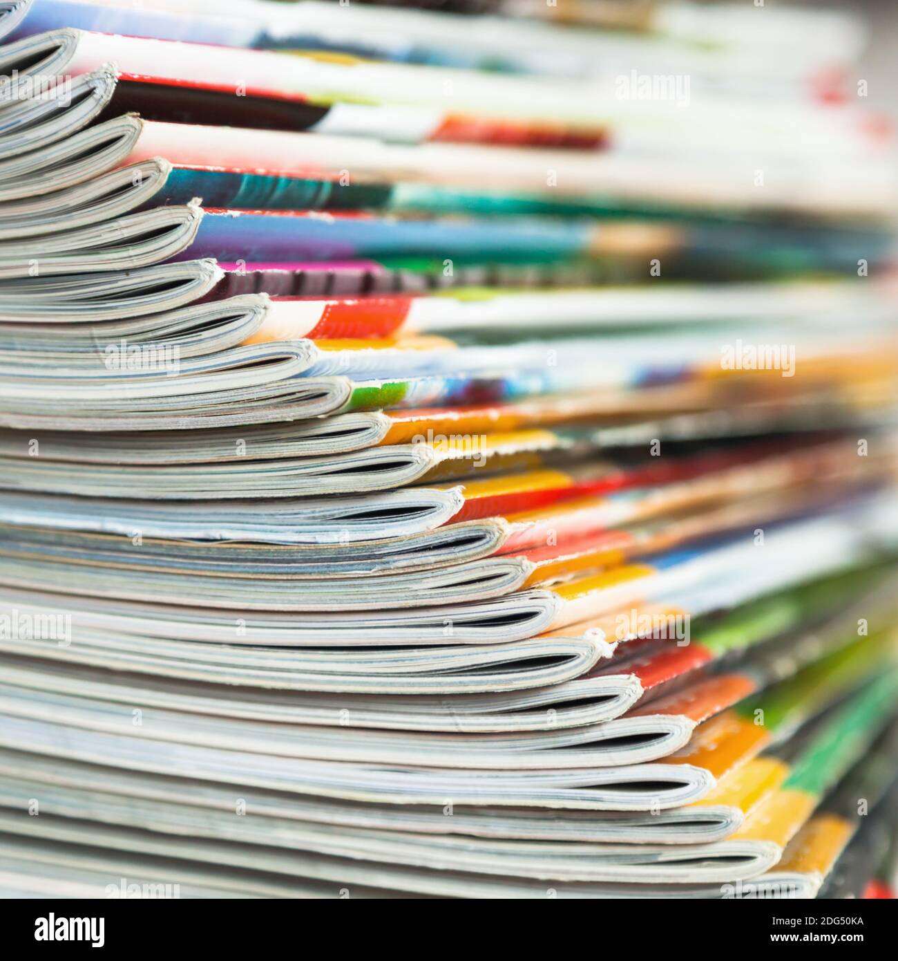 Diagonale Ansicht eines Stapels von Zeitschriften Stockfoto