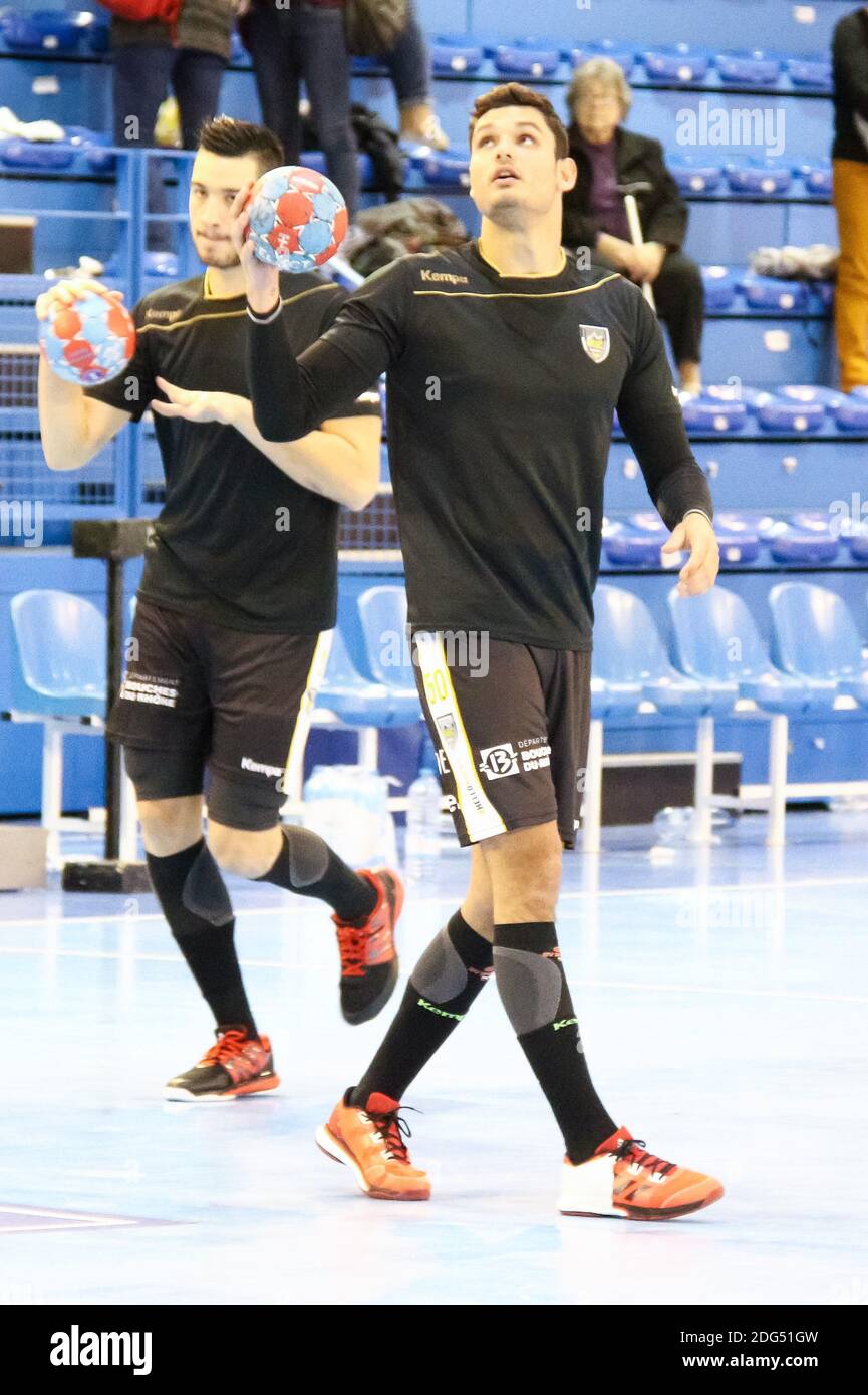 Florent Manaudou, der sein Debüt im offiziellen Wettbewerb unter den Farben von PAUC Handball gab, wechselte nach seiner Auswahl von Trainer Mirza Saric in diesem Spiel gegen das Team von Mougins in National 2, der 4. Französischen Division (Pool 6), in die Pivot-Position. Er spielte nur in der ersten Rolle und sieben Minuten. Florent Manaudou, 2012 Olympiasieger im Schwimmen in London in der Disziplin der 50m-Kür, zögert immer noch zwischen "Pause oder Wiederkehr" über seine Karriere als Handballspieler. Pays d'Aix Université Club, Complexe sportif du Val de lâ €™Arc, Aix-en-Provence, Sou Stockfoto