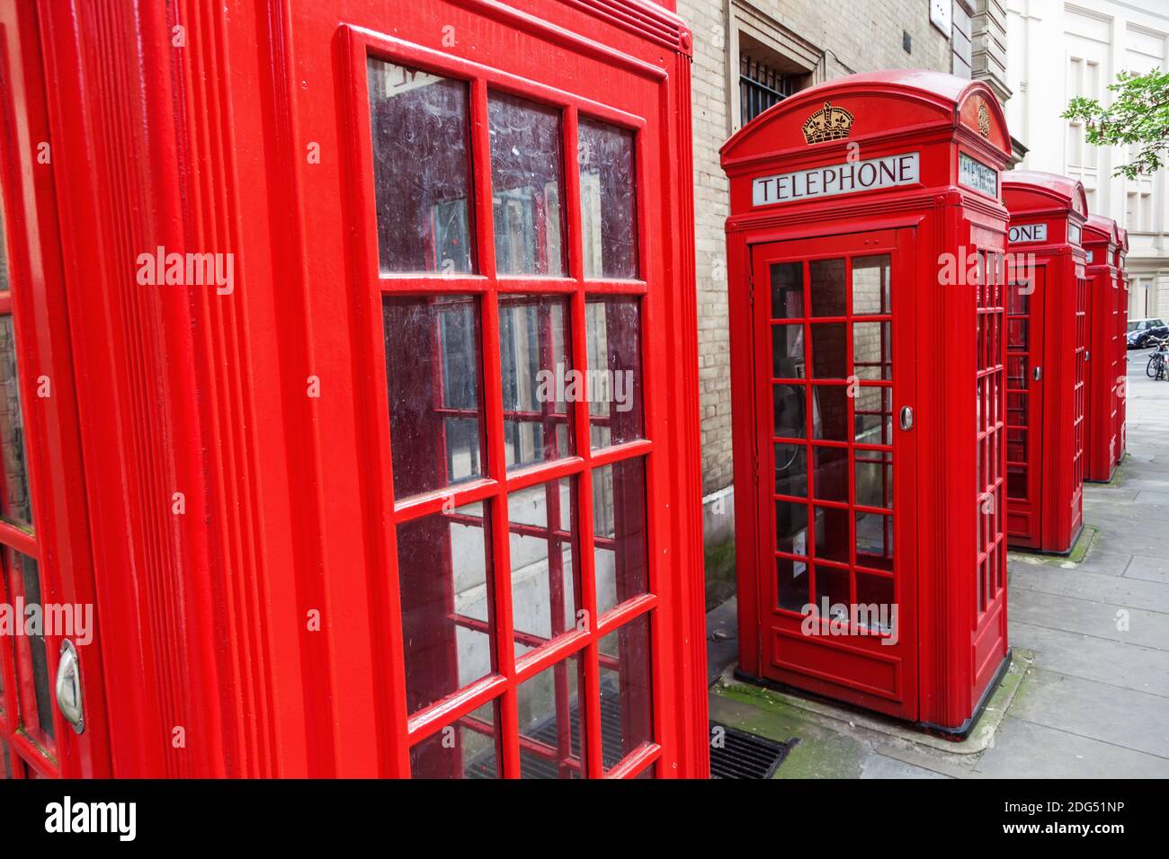 Reihe von traditionellen roten Telefonzellen in London, Großbritannien Stockfoto