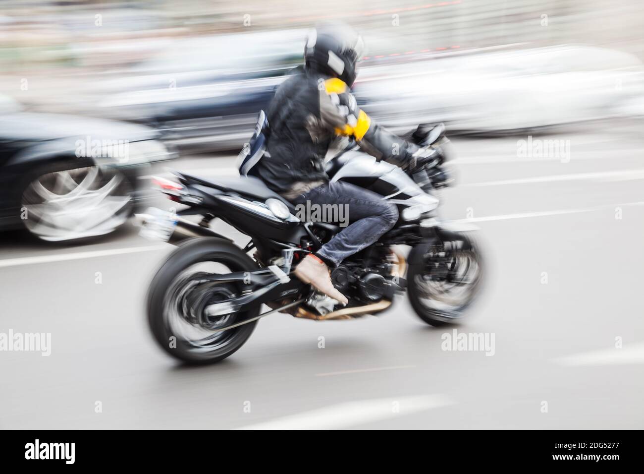 Motorrad im Stadtverkehr in Bewegung Unschärfe Stockfoto