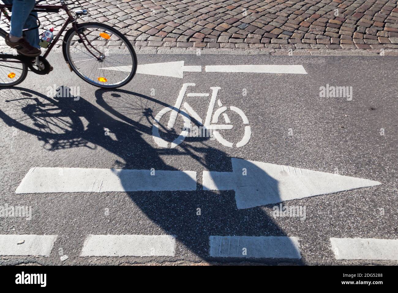 Fahrradweg mit Markierungen und Schattierungen eines fahrenden Fahrrads Stockfoto