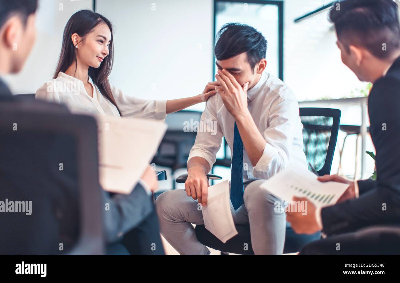 Stressmanager mit Kopfschmerzen Migräne bei Geschäftsbesprechung Stockfoto