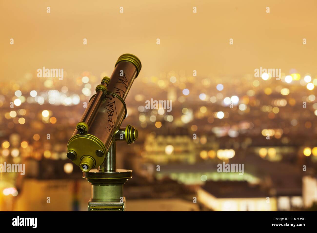 Fernrohr auf dem Montmartre-Hügel in Paris, Frankreich, bei Nacht Stockfoto Fernrohr auf dem Montmartre-Hügel in Paris, Frankreich, bei Nacht Stockfoto