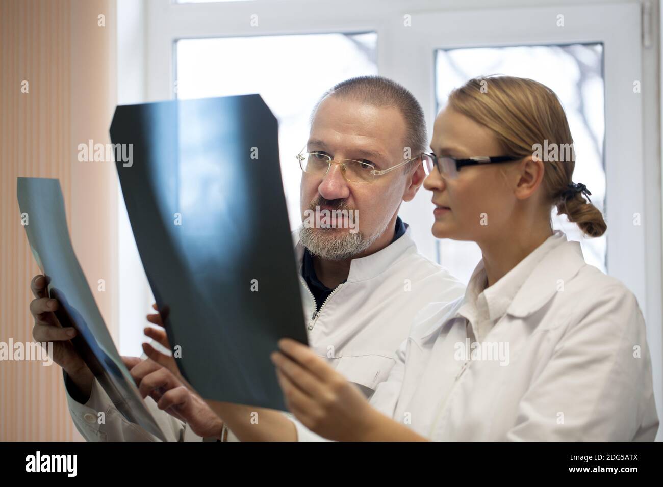 Professor und junge Arzt Vergleich Röntgenstrahlen Stockfoto