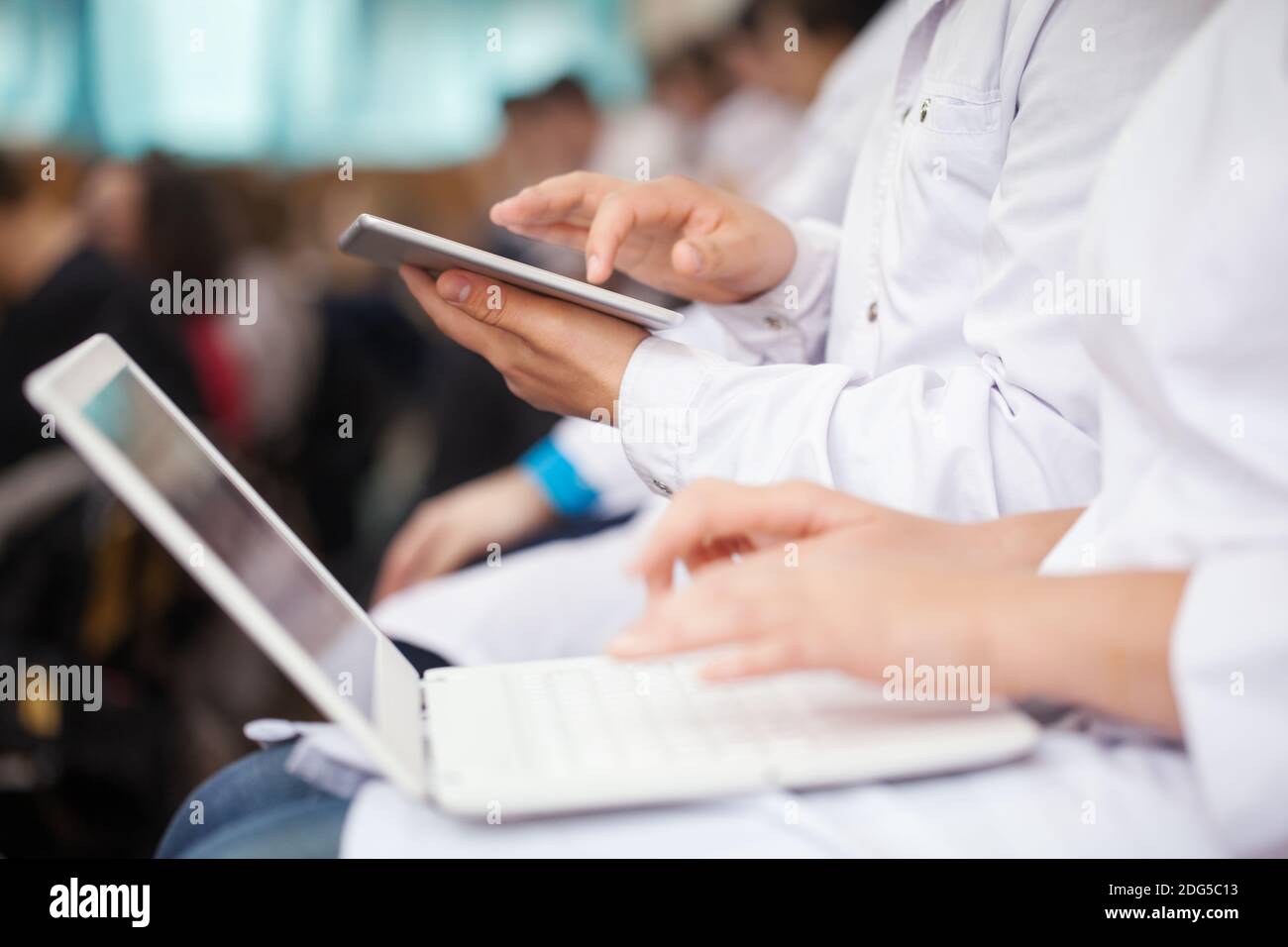 Medizinstudenten mit Pad und Laptops im auditorium Stockfoto