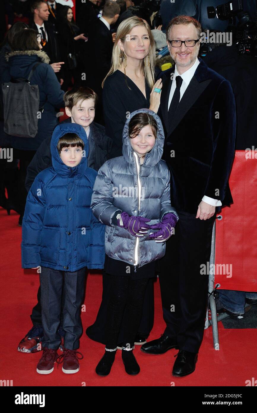 James Gray mit seiner Frau Alexandra Gray und ihren Kindern bei der Premiere der Lost City of Z während der 67. Internationalen Filmfestspiele Berlin (Berlinale) am 14. Februar 2017 in Berlin. Foto von Aurore Marechal/ABACAPRESS.COM Stockfoto