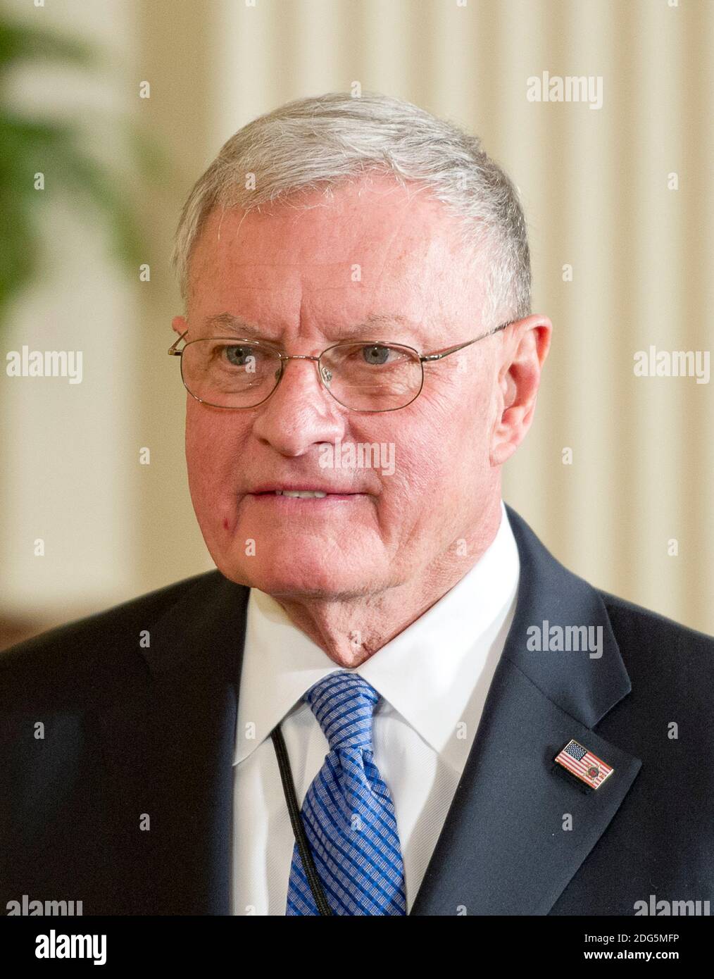 General Joseph Kellogg Jr., amtierender nationaler Sicherheitsberater der pensionierten US-Armee, kommt vor der gemeinsamen Pressekonferenz mit dem israelischen Ministerpräsidenten Benjamin Netanjahu im Ostsaal des Weißen Hauses in Washington, DC, USA, am Mittwoch, den 15. Februar, an US-Präsident Donald J. Trump vorbei. 2017. Foto von Ron Sachs/CNP/ABACAPRESS.COM Stockfoto