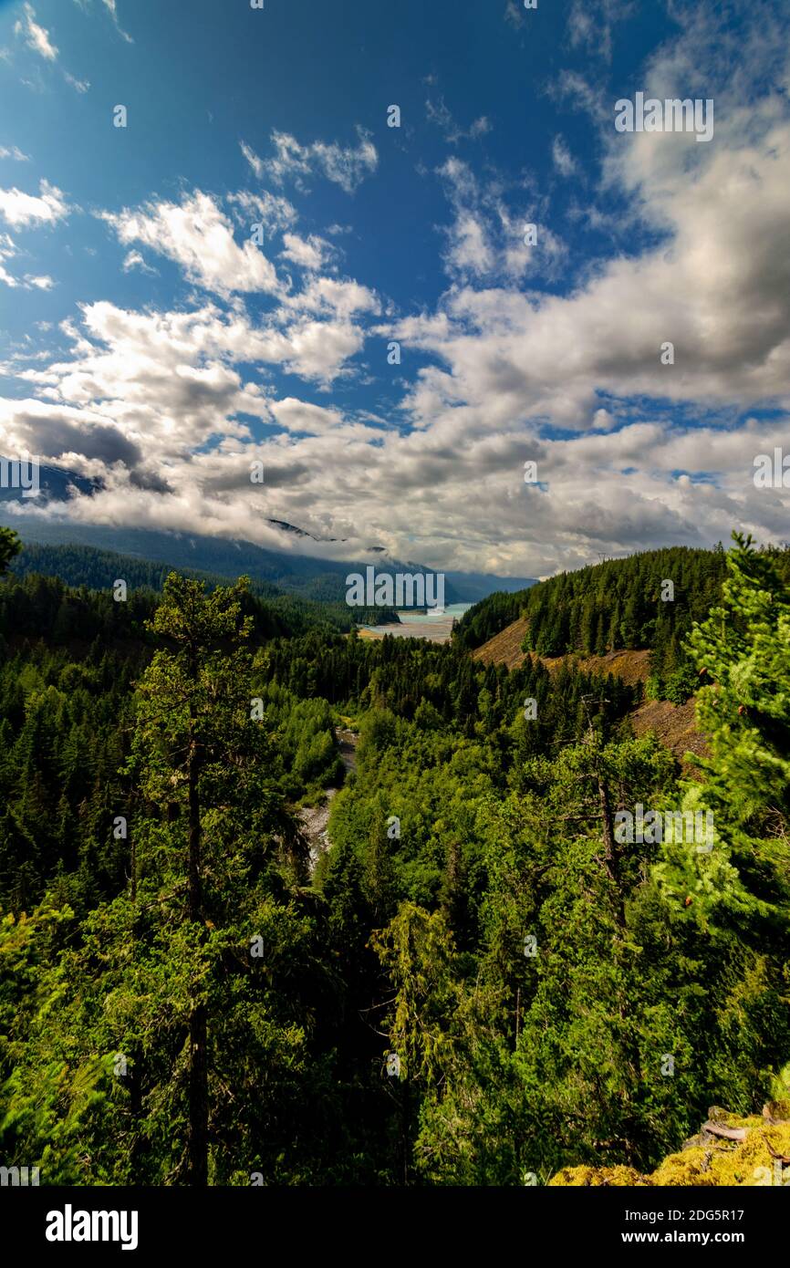 Wolken, Wasser, Tal und Berge sind Teil dieser Show. Malerische Küste British Columbia, Kanada. Brandywine Falls liegt auf dem Meer in den Himmel hoch Stockfoto