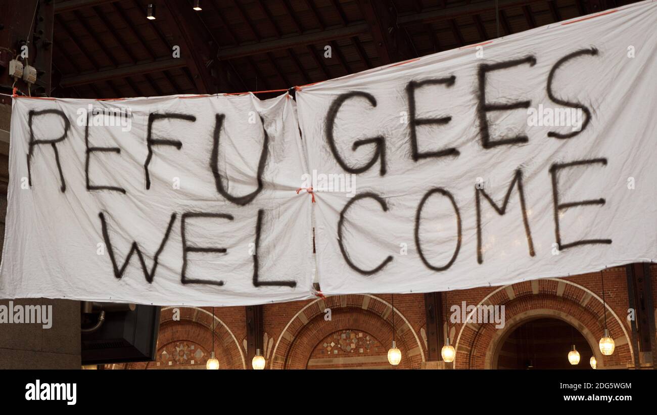 Handgemachte Banner Flüchtlinge aufnehmen Stockfoto