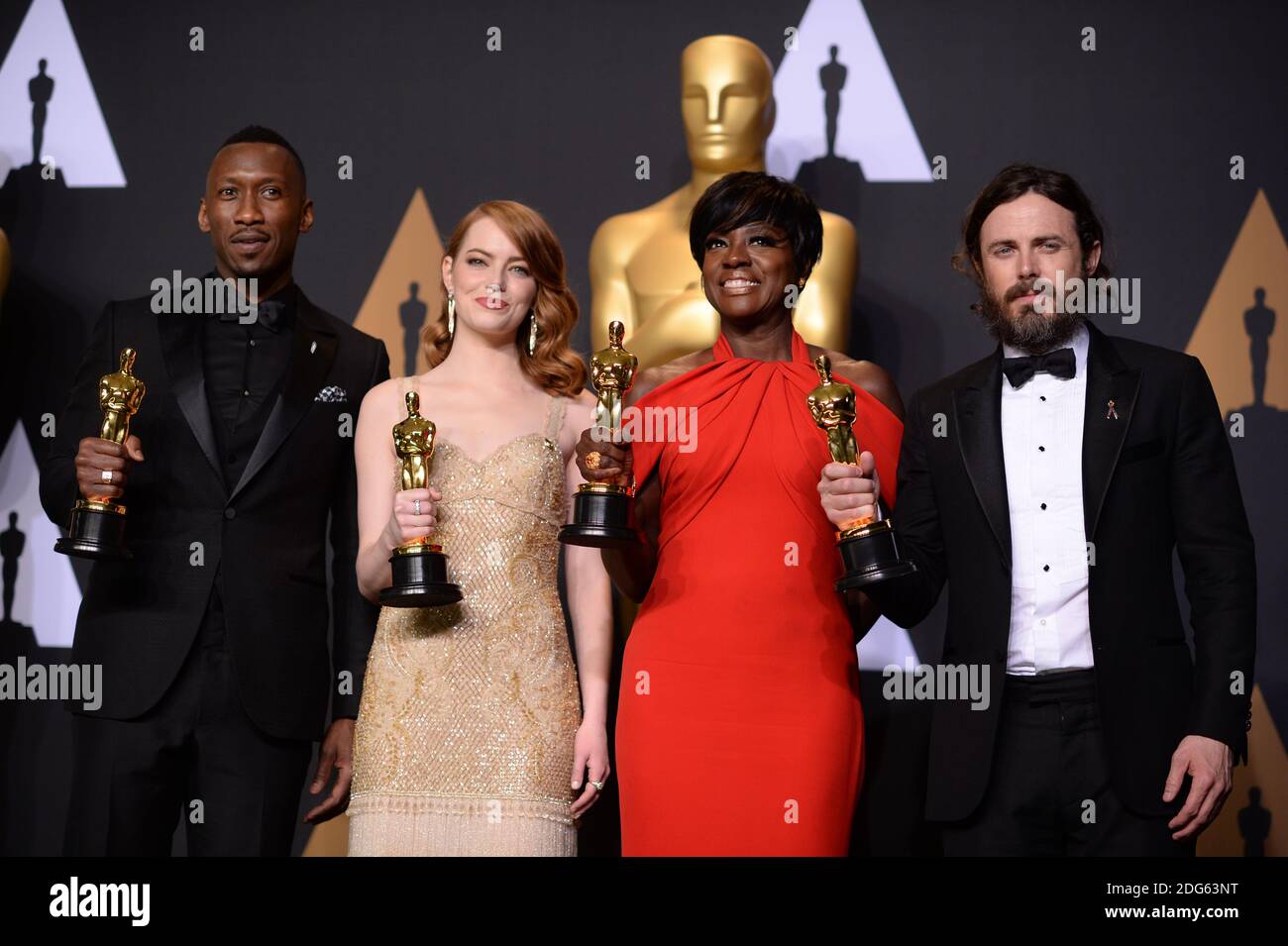 (L-R) Schauspieler Mahershala Ali, Gewinnerin der besten Nebendarstellerin für "Moonlight", Emma Stone, Gewinnerin der besten Schauspielerin für "La La Land", Viola Davis, Gewinnerin der besten Nebendarstellerin für "Fences", Und Casey Affleck, Gewinnerin des Best Actor for 'Manchester by the Sea', im Pressesaal bei der 89. Oscar-Verleihung im Dolby Theater in Los Angeles, CA, USA, 26. Februar 2017. Foto von Lionel Hahn/ABACAPRESS.COM Stockfoto