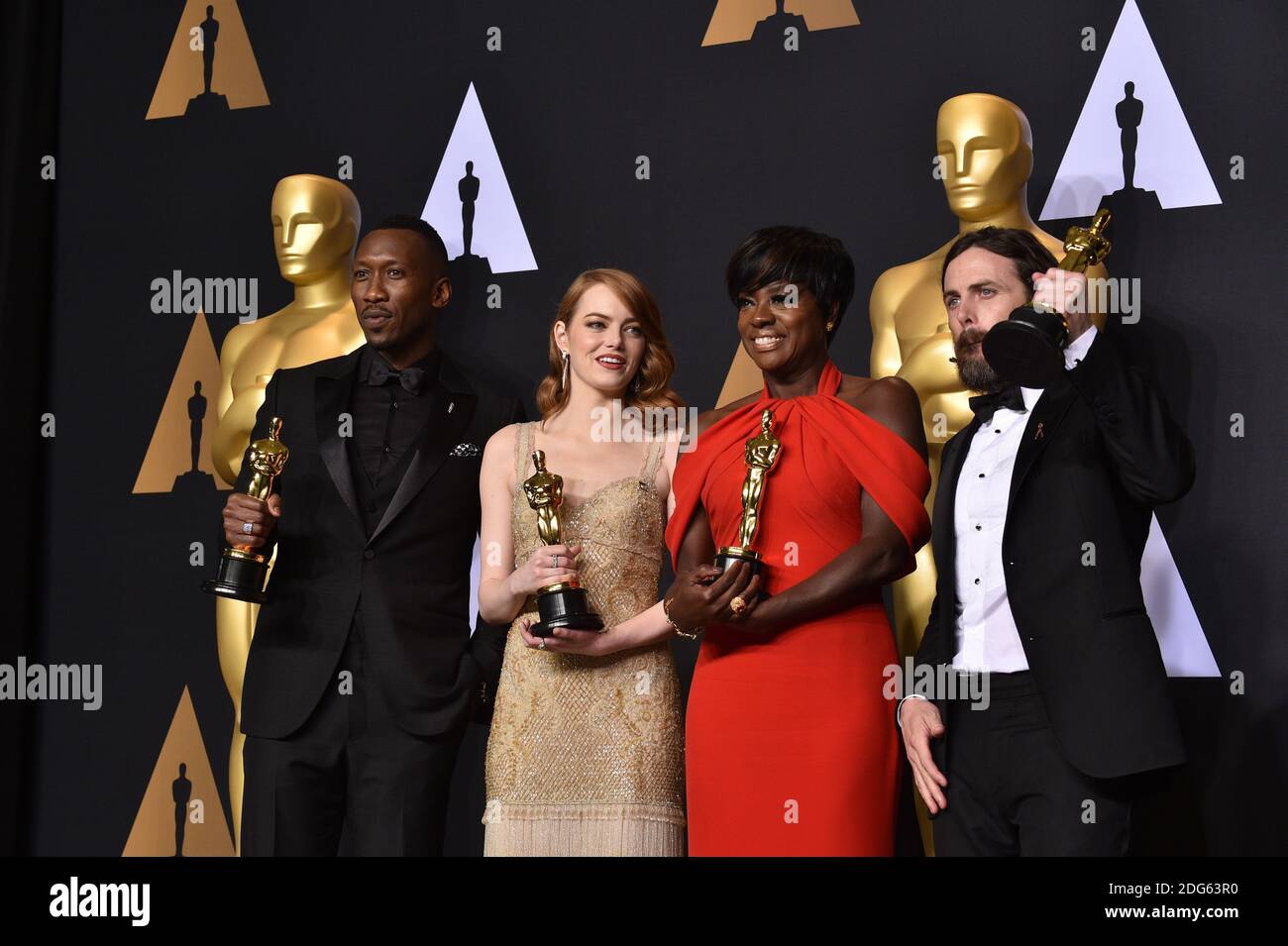 (L-R) Schauspieler Mahershala Ali, Gewinnerin der besten Nebendarstellerin für "Moonlight", Emma Stone, Gewinnerin der besten Schauspielerin für "La La Land", Viola Davis, Gewinnerin der besten Nebendarstellerin für "Fences", Und Casey Affleck, Gewinnerin des Best Actor for 'Manchester by the Sea', im Pressesaal bei der 89. Oscar-Verleihung im Dolby Theater in Los Angeles, CA, USA, 26. Februar 2017. Foto von Lionel Hahn/ABACAPRESS.COM Stockfoto