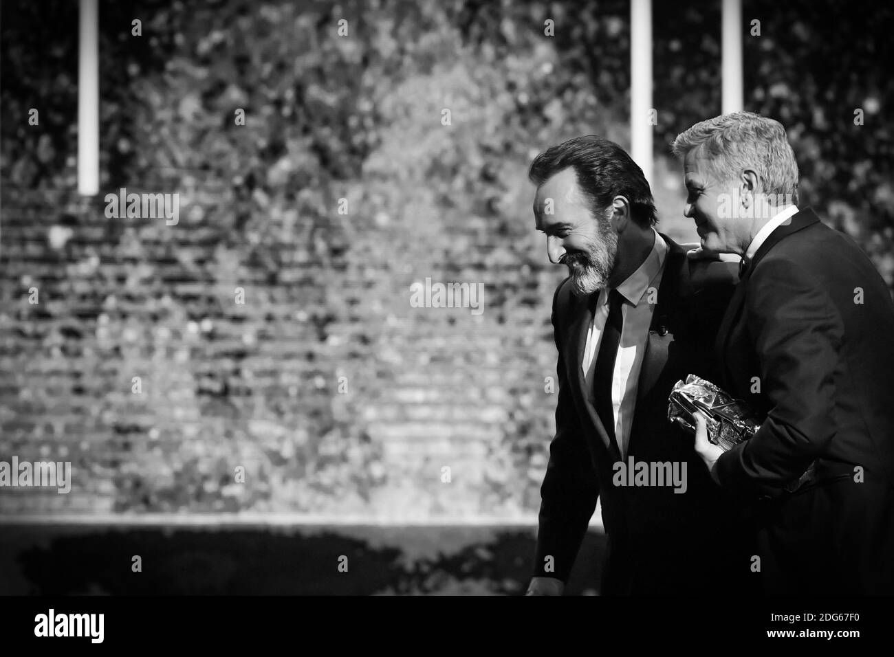 Jean Dujardin und George Clooney während der 42. Jährlichen Cesar Film Awards Zeremonie im Salle Pleyel in Paris, Frankreich am 24. Februar 2017. Foto von Christophe Guibbaud/ABACAPRESS.COM Stockfoto