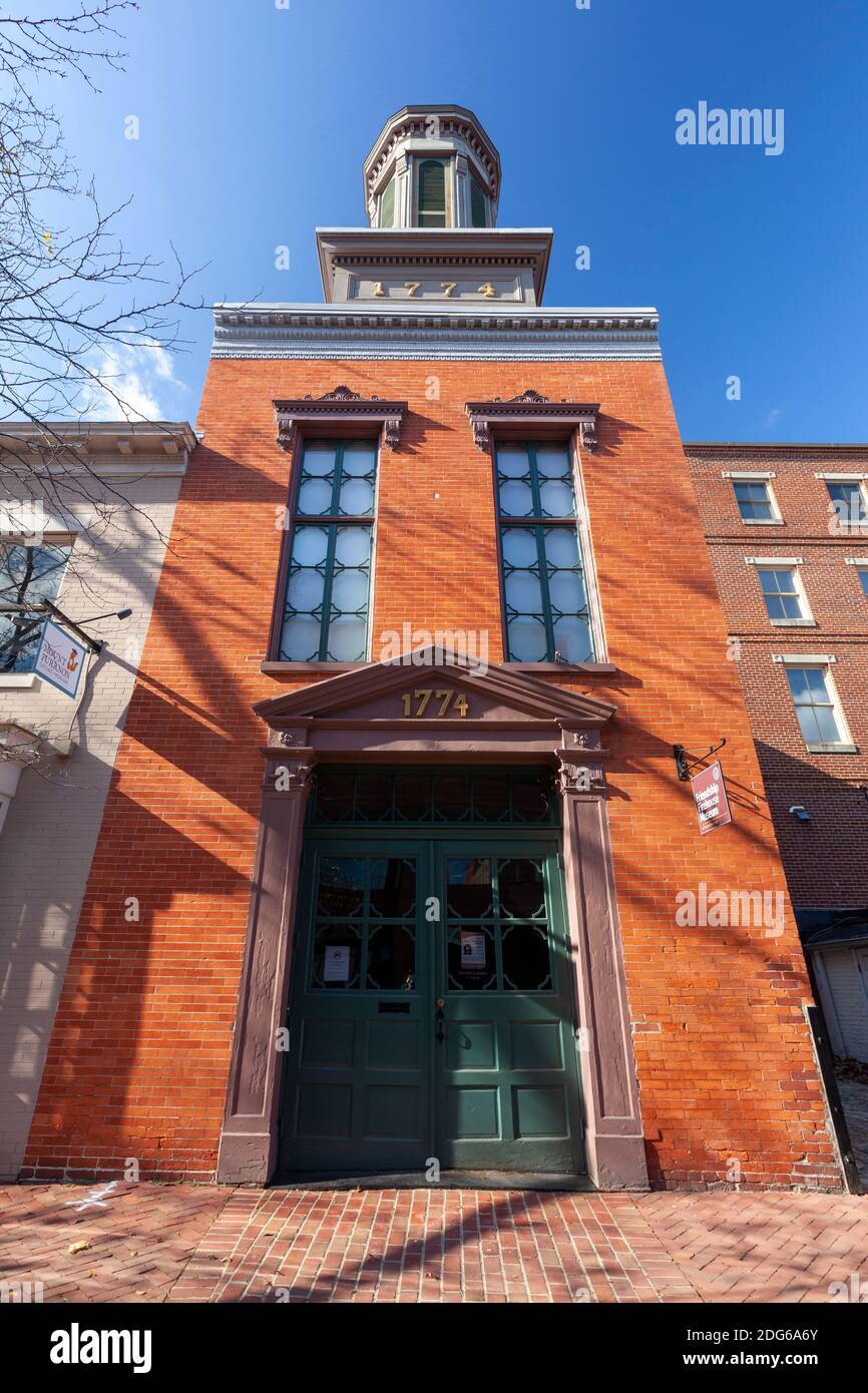 Alexandria, VA, USA 11-28-2020: Erbaut im Jahr 1774 Friendship Firehouse ist die älteste Feuergesellschaft in der Region. Dieses hohe historische Backsteingebäude ist jetzt ser Stockfoto