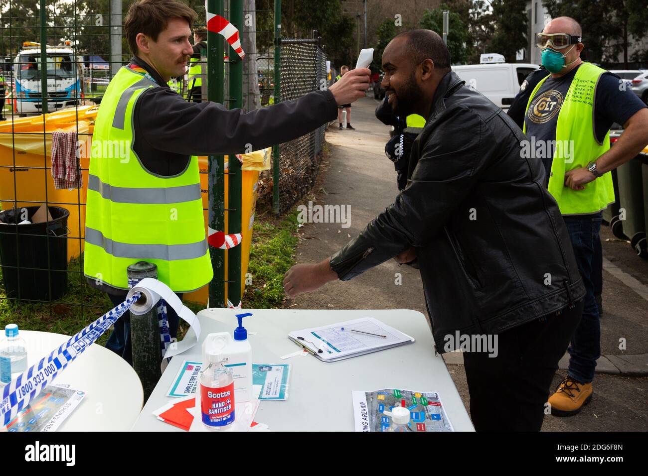 , Australien, 10. Juli 2020. MELBOURNE, AUSTRALIEN - JULI 10: Islamischer Rat von Victoria und Tower Resident, Mukhtar Mohammed (Mitte) lässt seine Temperatur überprüfen, bevor er das Staging-Gebiet außerhalb des Alfred Street Tower betritt, der immer noch gesperrt ist, bevor er einen Lastwagen voller Halal-Fleisch auslädt, das von der Trades Hall zur Versorgung gefährdeter Bewohner während des COVID 19 am 10. Juli 2020 in Melbourne, Australien, geliefert wurde. Der ehemalige Bundesarbeitsführer Bill Shorten, zusammen mit engen Verbündeten in der Trades Hall helfen, Halal-Fleisch, geliefert von Macca Halal Foods an die verschlossenen Wohnungen kommissionstürme folgen Stockfoto