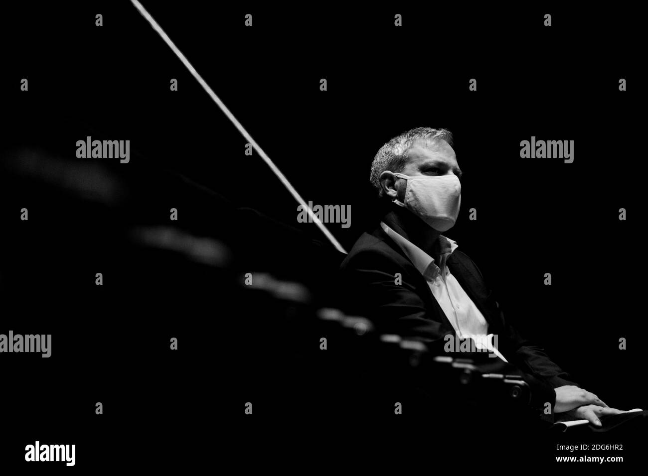 Melbourne, Australien, 24. Juli 2020. Professor Brett Sutton, Chief Health Officer von Victorian, schaut zu, wie Daniel Andrews die Medien während der täglichen COVID-19 Pressekonferenz aktualisiert. Weitere 300 Coronavirus-Fälle wurden über Nacht entdeckt, und weitere 6 Todesfälle bringen Victorias aktive Fälle auf über 3600. Quelle: Dave Hewison/Alamy Live News Stockfoto