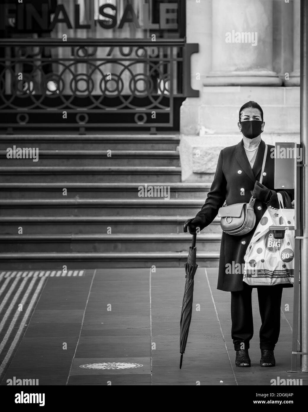 Melbourne, Australien, 29. Juli 2020. Eine Frau mit Gesichtsmaske wartet auf eine Straßenbahn in der Bourke Street während der COVID 19 am 29. Juli 2020 in Melbourne, Australien. Da eine anhaltend hohe Anzahl neuer Coronavirus-Fälle entdeckt werden, unterliegen Metropolitan Melbourne und Mitchell Shire weiterhin Beschränkungen der Stufe 3, wobei Gesichtsmasken am 23. Juli obligatorisch gemacht werden. Über Nacht wurden 295 neue Fälle gefunden, wodurch die Gesamtzahl der aktiven Fälle auf 4,775 lag.Quelle: Dave Hewison/Alamy Live News Stockfoto