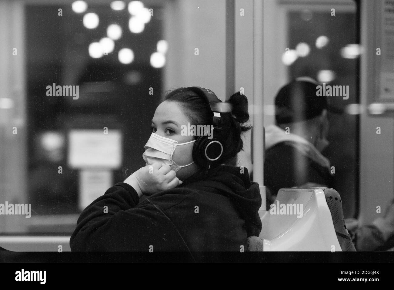 Melbourne, Australien, 27. Juli 2020. Während der COVID 19 am 27. Juli 2020 in Melbourne, Australien, werden Menschen mit Gesichtsmasken gesehen. Masken sind jetzt obligatorisch in Melbourne außer aus medizinischen Gründen inmitten der Regierung kriechen nach Antworten als Rekord 532 Fälle aufgedeckt wurden über Nacht.Quelle: Dave Hewison/Alamy Live News Stockfoto