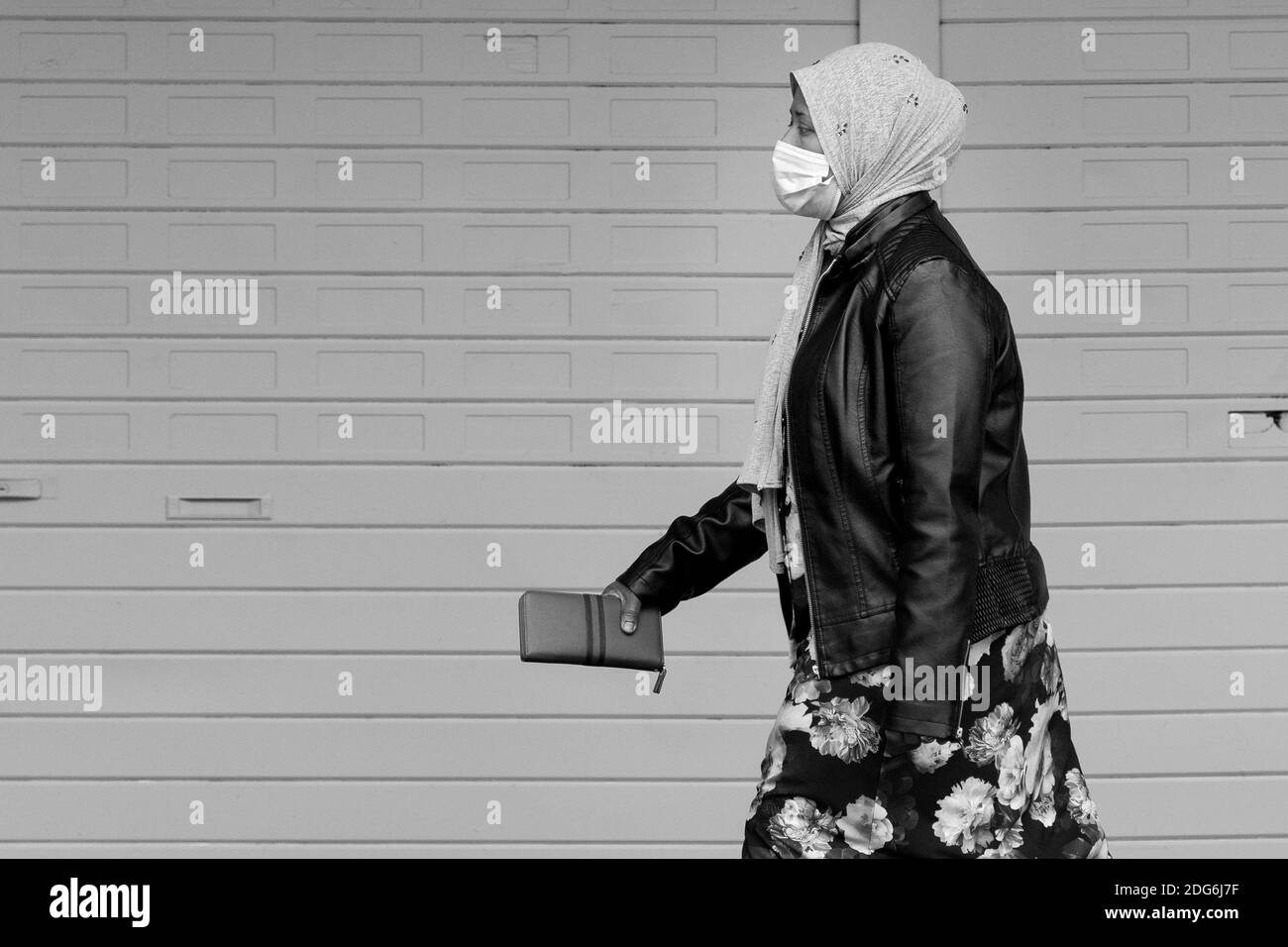 Melbourne, Australien, 27. Juli 2020. Während der COVID 19 am 27. Juli 2020 in Melbourne, Australien, werden Menschen mit Gesichtsmasken gesehen. Masken sind jetzt obligatorisch in Melbourne außer aus medizinischen Gründen inmitten der Regierung kriechen nach Antworten als Rekord 532 Fälle aufgedeckt wurden über Nacht.Quelle: Dave Hewison/Alamy Live News Stockfoto