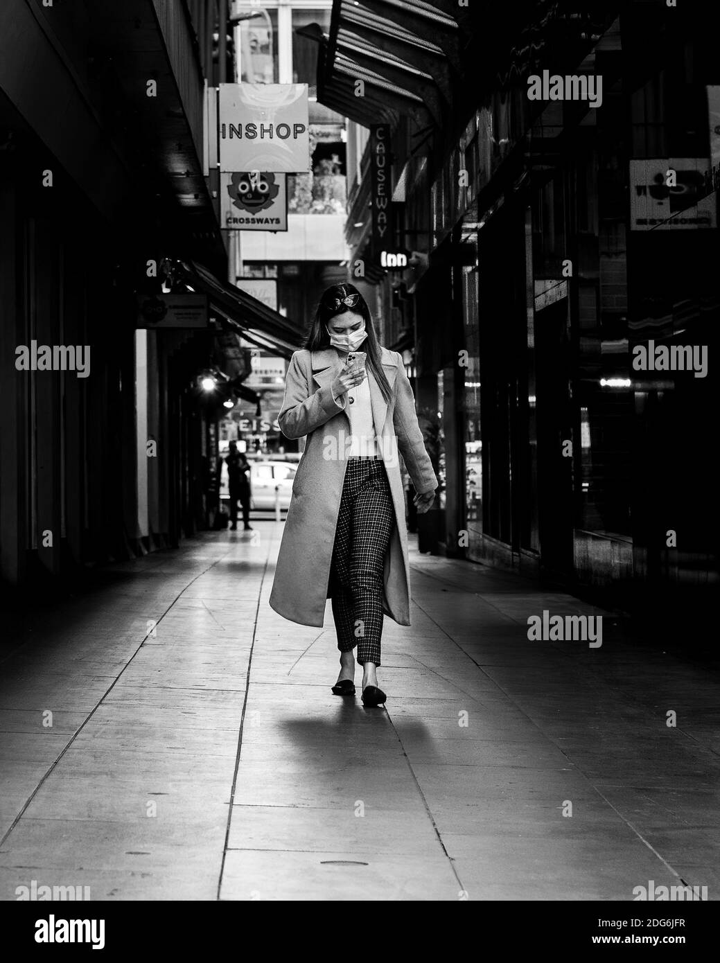 Melbourne, Australien, 29. Juli 2020. Melbournians wie Aira (im Bild) begrüßen das Tragen von Gesichtsmasken, um die Verbreitung von COVID 19 am 29. Juli 2020 in Melbourne, Australien, zu stoppen. Da eine anhaltend hohe Anzahl neuer Coronavirus-Fälle entdeckt werden, unterliegen Metropolitan Melbourne und Mitchell Shire weiterhin Beschränkungen der Stufe 3, wobei Gesichtsmasken am 23. Juli obligatorisch gemacht werden. Über Nacht wurden 295 neue Fälle gefunden, wodurch die Gesamtzahl der aktiven Fälle auf 4,775 lag.Quelle: Dave Hewison/Alamy Live News Stockfoto