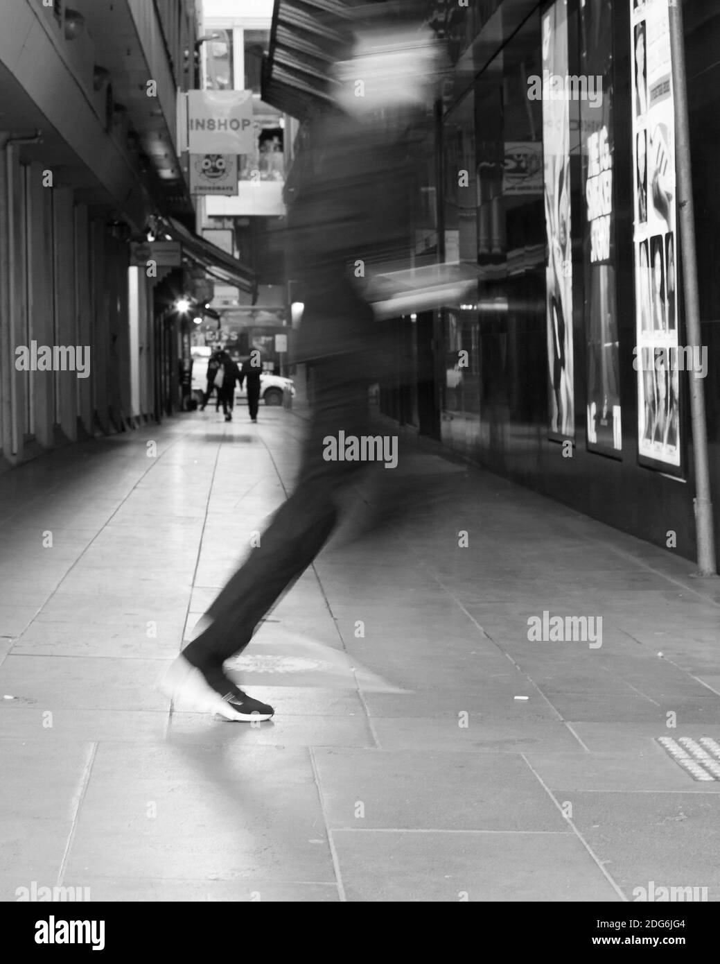 Melbourne, Australien, 29. Juli 2020. Während der COVID 19 am 29. Juli 2020 in Melbourne, Australien, wird ein Mann mit Gesichtsmaske gesehen, als er entlang der Bourke Street joggt. Da eine anhaltend hohe Anzahl neuer Coronavirus-Fälle entdeckt werden, unterliegen Metropolitan Melbourne und Mitchell Shire weiterhin Beschränkungen der Stufe 3, wobei Gesichtsmasken am 23. Juli obligatorisch gemacht werden. Über Nacht wurden 295 neue Fälle gefunden, wodurch die Gesamtzahl der aktiven Fälle auf 4,775 lag.Quelle: Dave Hewison/Alamy Live News Stockfoto