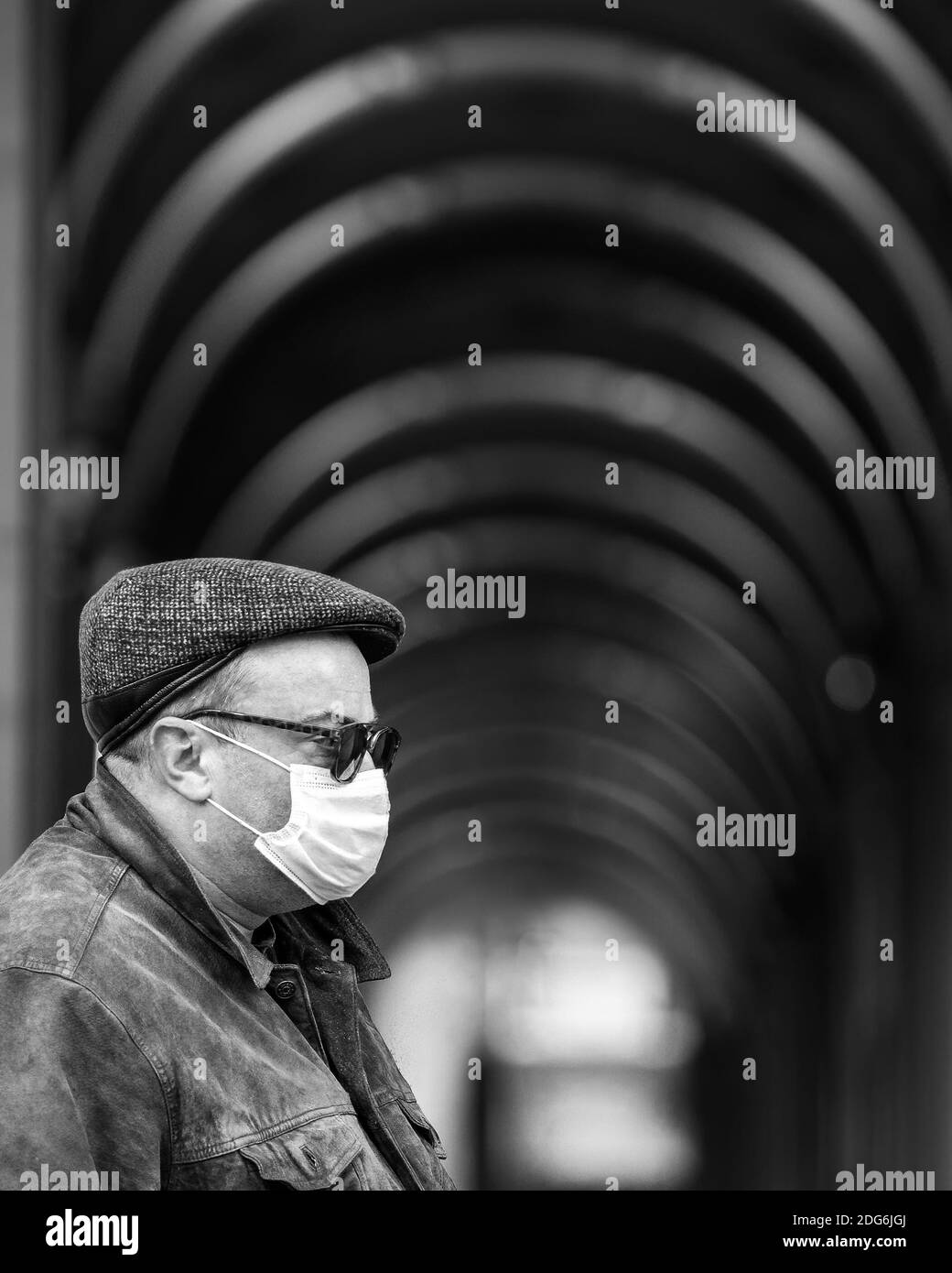 Melbourne, Australien, 29. Juli 2020. Während der COVID 19 am 29. Juli 2020 in Melbourne, Australien, wird ein Mann mit Gesichtsmast unter den Bögen des Melbourne GPO Building stehen sehen. Da eine anhaltend hohe Anzahl neuer Coronavirus-Fälle entdeckt werden, unterliegen Metropolitan Melbourne und Mitchell Shire weiterhin Beschränkungen der Stufe 3, wobei Gesichtsmasken am 23. Juli obligatorisch gemacht werden. Über Nacht wurden 295 neue Fälle gefunden, wodurch die Gesamtzahl der aktiven Fälle auf 4,775 lag.Quelle: Dave Hewison/Alamy Live News Stockfoto