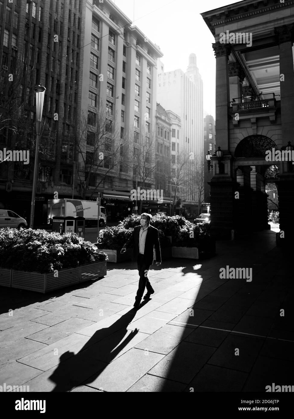 Melbourne, Australien, 29. Juli 2020. Während der COVID 19 am 29. Juli 2020 in Melbourne, Australien, wird ein Mann im CBD mit einer Gesichtsmask zu Fuß beobachtet. Da anhaltende hohe Nuberzahlen neuer Coronavirus-Fälle entdeckt werden, bleiben Metropolitan Melbourne und das Mitchell Shire unter Stufe-3-Beschränkungen, wobei Gesichtsmasken am 23. Juli obligatorisch gemacht werden. Über Nacht wurden 295 neue Fälle gefunden, wodurch die Gesamtzahl der aktiven Fälle auf 4,775 lag.Quelle: Dave Hewison/Alamy Live News Stockfoto