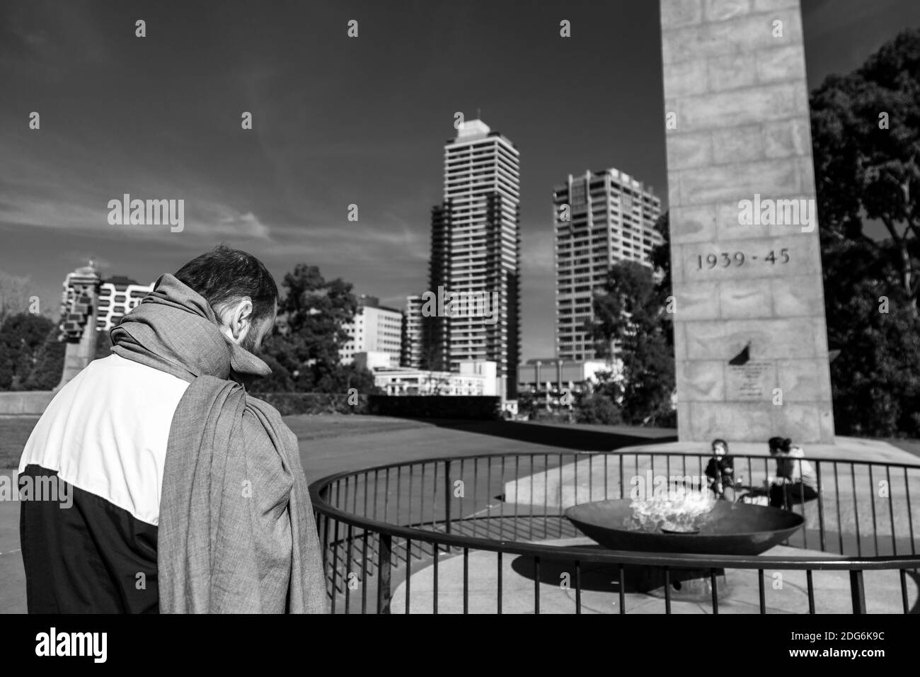 Melbourne, Australien, 31. Juli 2020. Ein Mann hält an, um vor der Ewigen Flamme zu beten, wurde aber später von der Polizei befragt und gab während der COVID 19 am 31. Juli 2020 in Melbourne, Australien, einen beorderten Umzug aus. Anti-Facemask-Demonstranten versammeln sich am Schrein der Erinnerung einen Tag, nachdem Victoria einen neuen Rekord in Coronavirus-Fällen sieht.Quelle: Dave Hewison/Alamy Live News Stockfoto