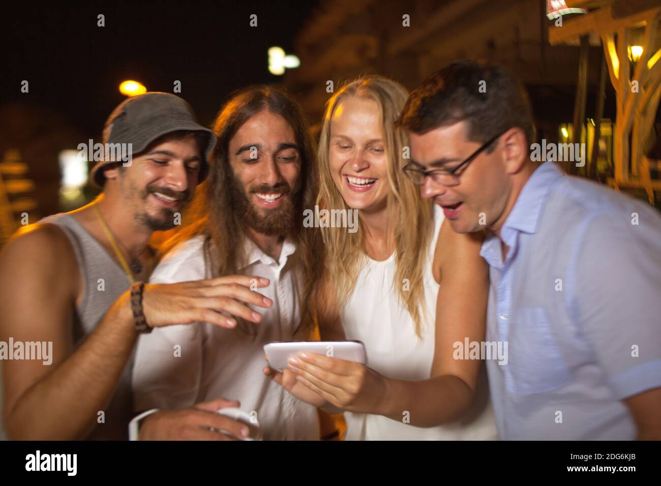 Freunde, die sich tolle Aufnahmen von heute Abend angussen Stockfoto