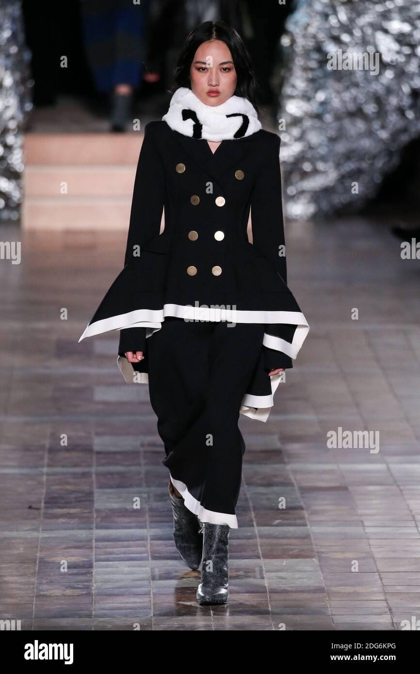 Ein Model läuft auf der Piste während der Sonia Rykiel Fashion Show auf der FW17, die am 3. März 2017 in Paris, Frankreich, stattfand. Foto von Alain Gil Gonzalez /ABACAPRESS.COM Stockfoto