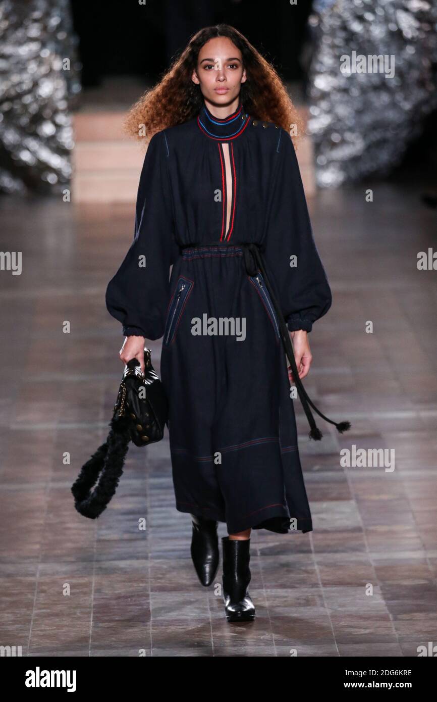 Ein Model läuft auf der Piste während der Sonia Rykiel Fashion Show auf der FW17, die am 3. März 2017 in Paris, Frankreich, stattfand. Foto von Alain Gil Gonzalez /ABACAPRESS.COM Stockfoto