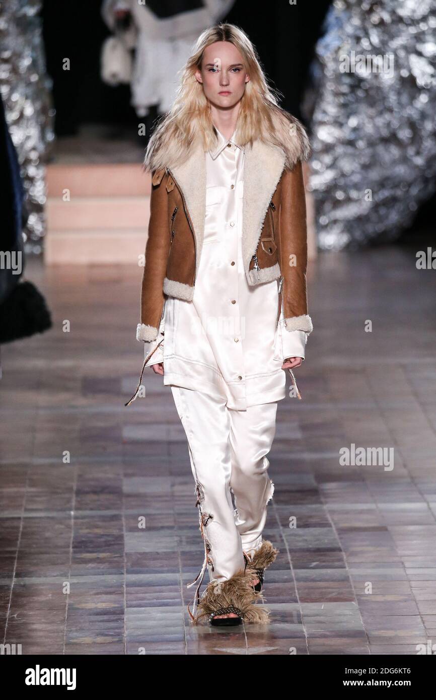 Ein Model läuft auf der Piste während der Sonia Rykiel Fashion Show auf der FW17, die am 3. März 2017 in Paris, Frankreich, stattfand. Foto von Alain Gil Gonzalez /ABACAPRESS.COM Stockfoto