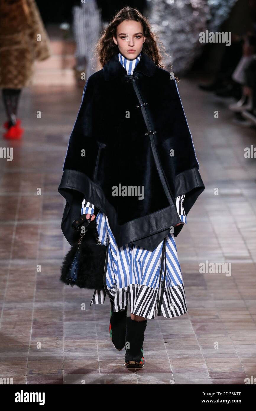 Ein Model läuft auf der Piste während der Sonia Rykiel Fashion Show auf der FW17, die am 3. März 2017 in Paris, Frankreich, stattfand. Foto von Alain Gil Gonzalez /ABACAPRESS.COM Stockfoto