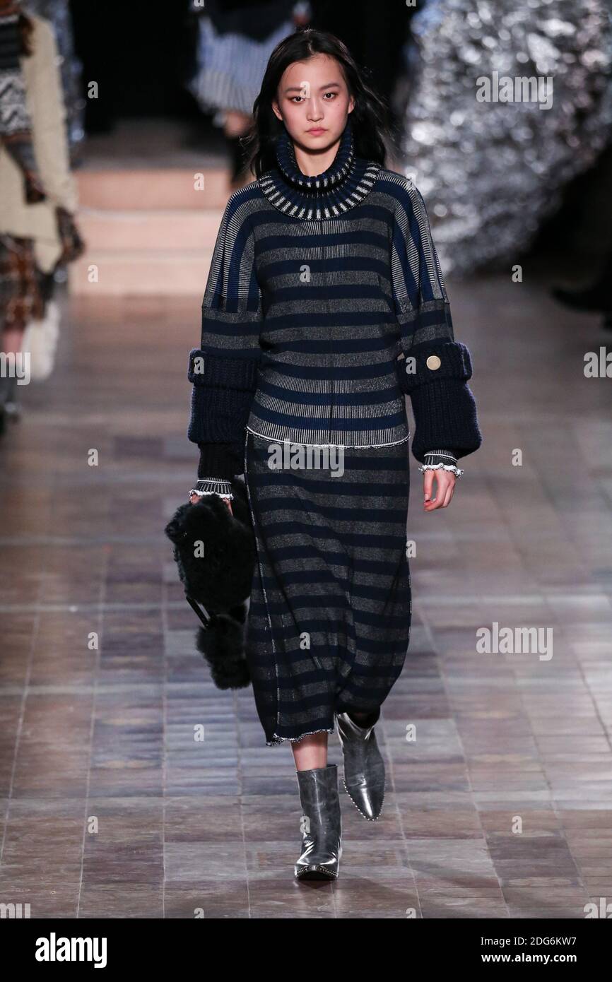 Ein Model läuft auf der Piste während der Sonia Rykiel Fashion Show auf der FW17, die am 3. März 2017 in Paris, Frankreich, stattfand. Foto von Alain Gil Gonzalez /ABACAPRESS.COM Stockfoto