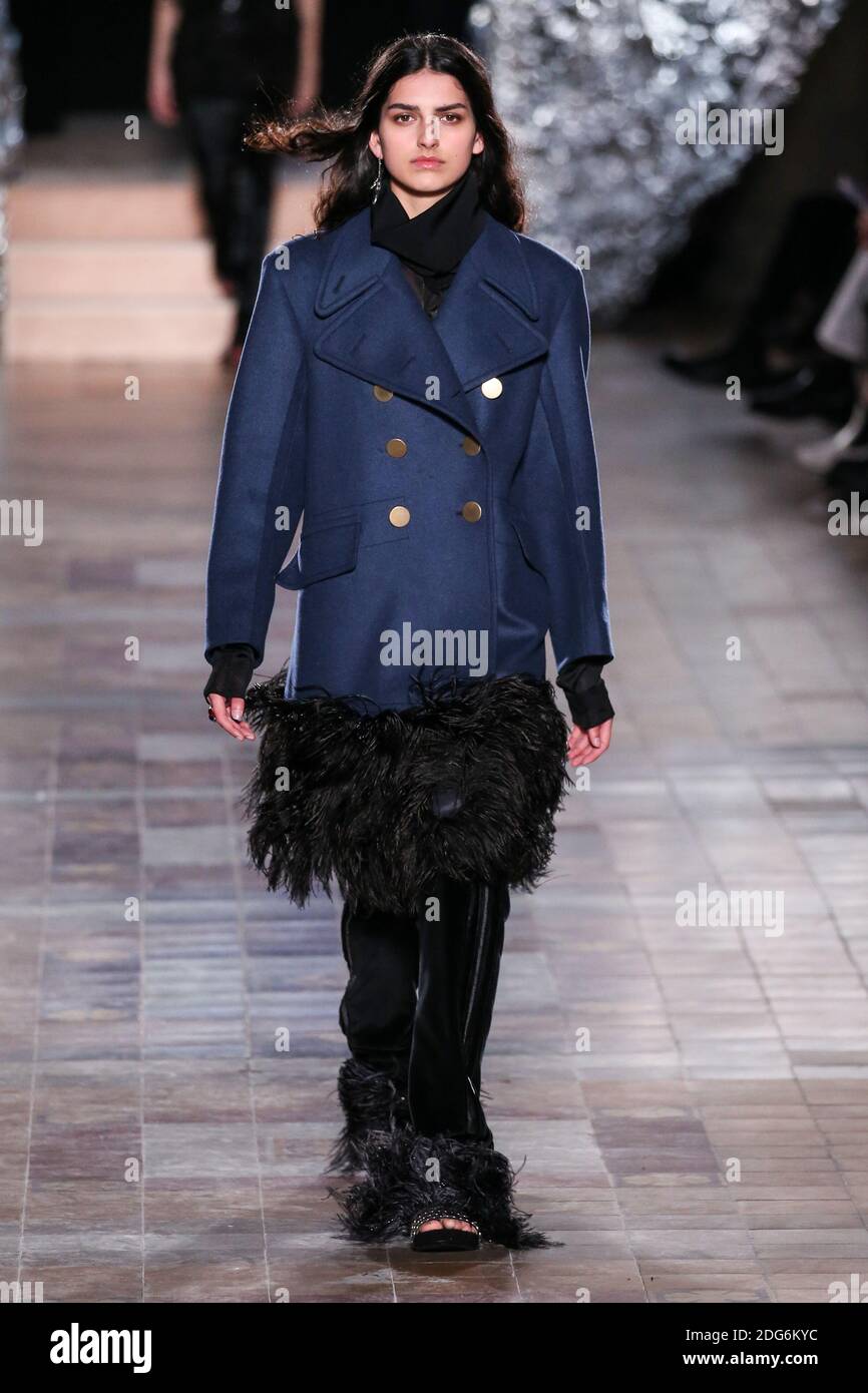 Ein Model läuft auf der Piste während der Sonia Rykiel Fashion Show auf der FW17, die am 3. März 2017 in Paris, Frankreich, stattfand. Foto von Alain Gil Gonzalez /ABACAPRESS.COM Stockfoto