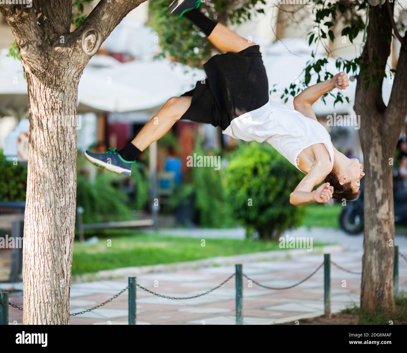 Junger Athlet bei extremer Akrobatik im Freien Stockfoto
