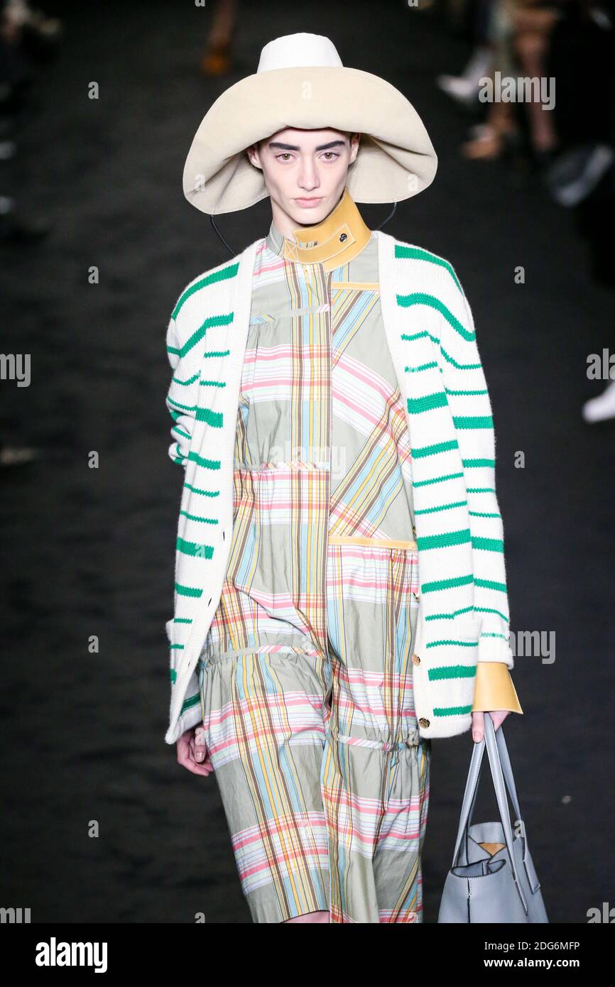 Ein Model läuft auf der Piste während der Loewe Fashion Show auf der FW17, die am 3. März 2017 in Paris, Frankreich, stattfand. Foto von Alain Gil Gonzalez /ABACAPRESS.COM Stockfoto