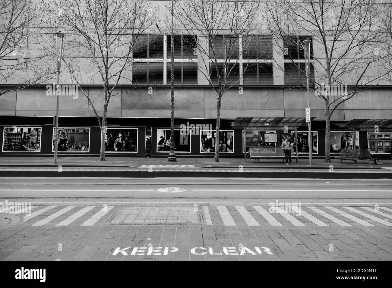 Melbourne, Australien, 3. August 2020. Während der COVID-19 in Melbourne, Australien, wartet ein einsamer Mann an einer Straßenbahnhaltestelle auf der Swanston Street. Da Melbourne seinen ersten Tag der Stufe 4 Einschränkungen erlebt, zusammen mit einer Ausgangssperre von 20 bis 5 Uhr, kündigte Premier Daniel Andrews heute den Plan für die Stilllegung für alle außer den wichtigsten Unternehmen für die nächsten 6 Wochen mindestens. Victoria verzeichnete weitere 429 COVID-19 Fälle und 13 weitere Todesfälle, was die Gesamtzahl der aktiven Fälle in den Bundesstaaten auf 6,489 brachte.Quelle: Dave Hewison/Alamy Live News Stockfoto