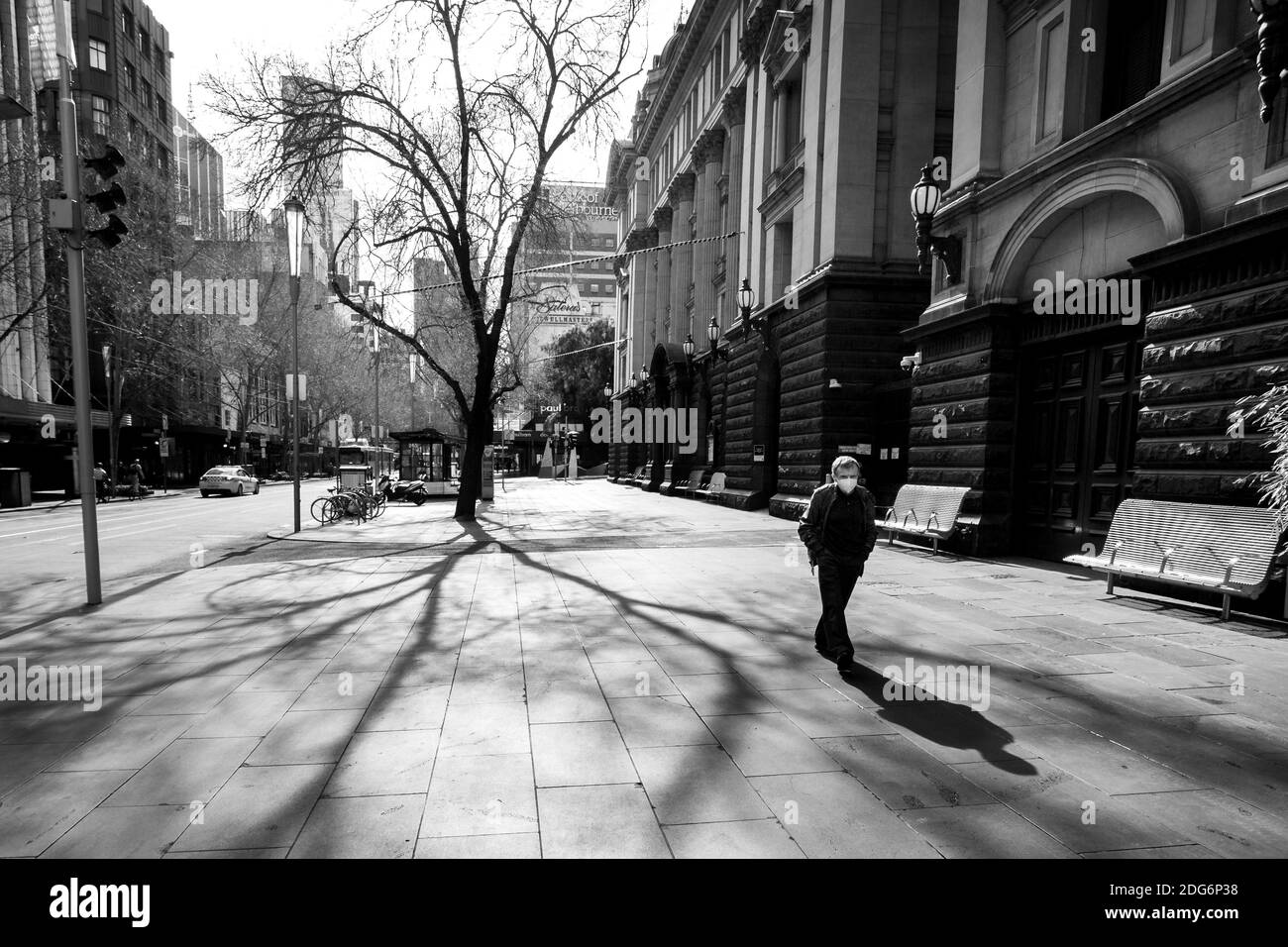 Melbourne, Australien, 6. August 2020. Ein Blick auf die Swanston Street, die nach Norden schaut, während der COVID-19 in Melbourne, Australien, das Leben aus dem CBD entwässert. Die Einschränkungen der Stufe 4 in Melbourne werden fortgesetzt, da heute um Mitternacht Arbeitsgenehmigungen in Kraft treten. Dies kommt, da weitere 471 neue COVID-19 Fälle über Nacht aufgedeckt wurden.Quelle: Dave Hewison/Alamy Live News Stockfoto