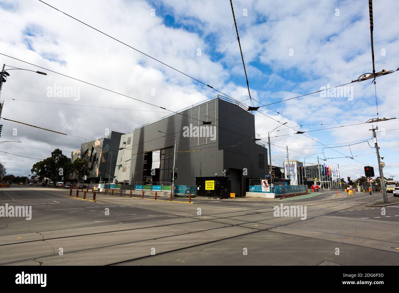 Melbourne, Australien, 6. August 2020. Die Kreuzung der Straßen Flinders und Swanston ist während der COVID-19 in Melbourne, Australien, verlassen. Die Einschränkungen der Stufe 4 in Melbourne werden fortgesetzt, da heute um Mitternacht Arbeitsgenehmigungen in Kraft treten. Dies kommt, da weitere 471 neue COVID-19 Fälle über Nacht aufgedeckt wurden.Quelle: Dave Hewison/Alamy Live News Stockfoto