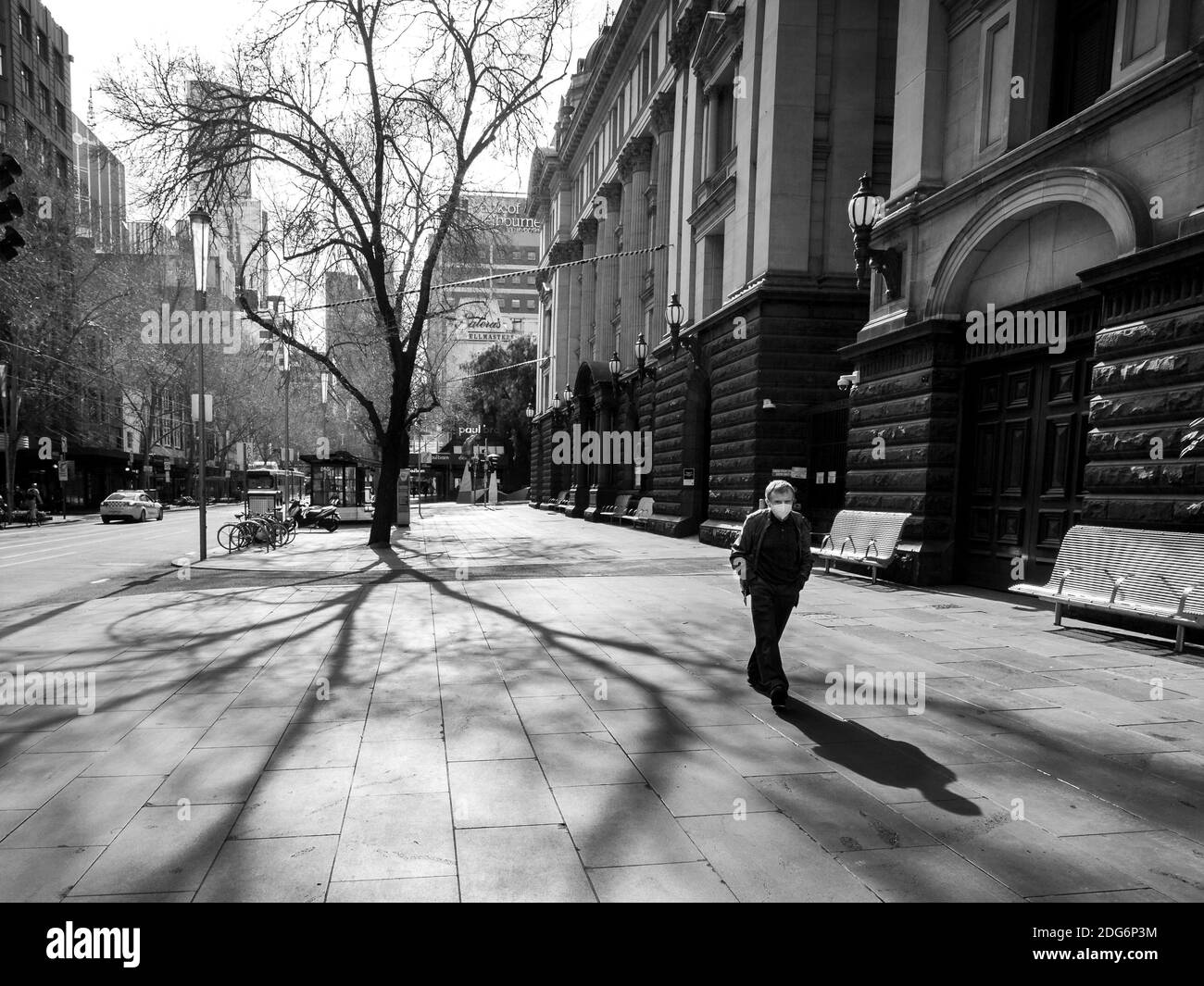 Melbourne, Australien, 6. August 2020. Ein Blick auf die Swanston Street, die nach Norden schaut, während der COVID-19 in Melbourne, Australien, das Leben aus dem CBD entwässert. Die Einschränkungen der Stufe 4 in Melbourne werden fortgesetzt, da heute um Mitternacht Arbeitsgenehmigungen in Kraft treten. Dies kommt, da weitere 471 neue COVID-19 Fälle über Nacht aufgedeckt wurden.Quelle: Dave Hewison/Alamy Live News Stockfoto