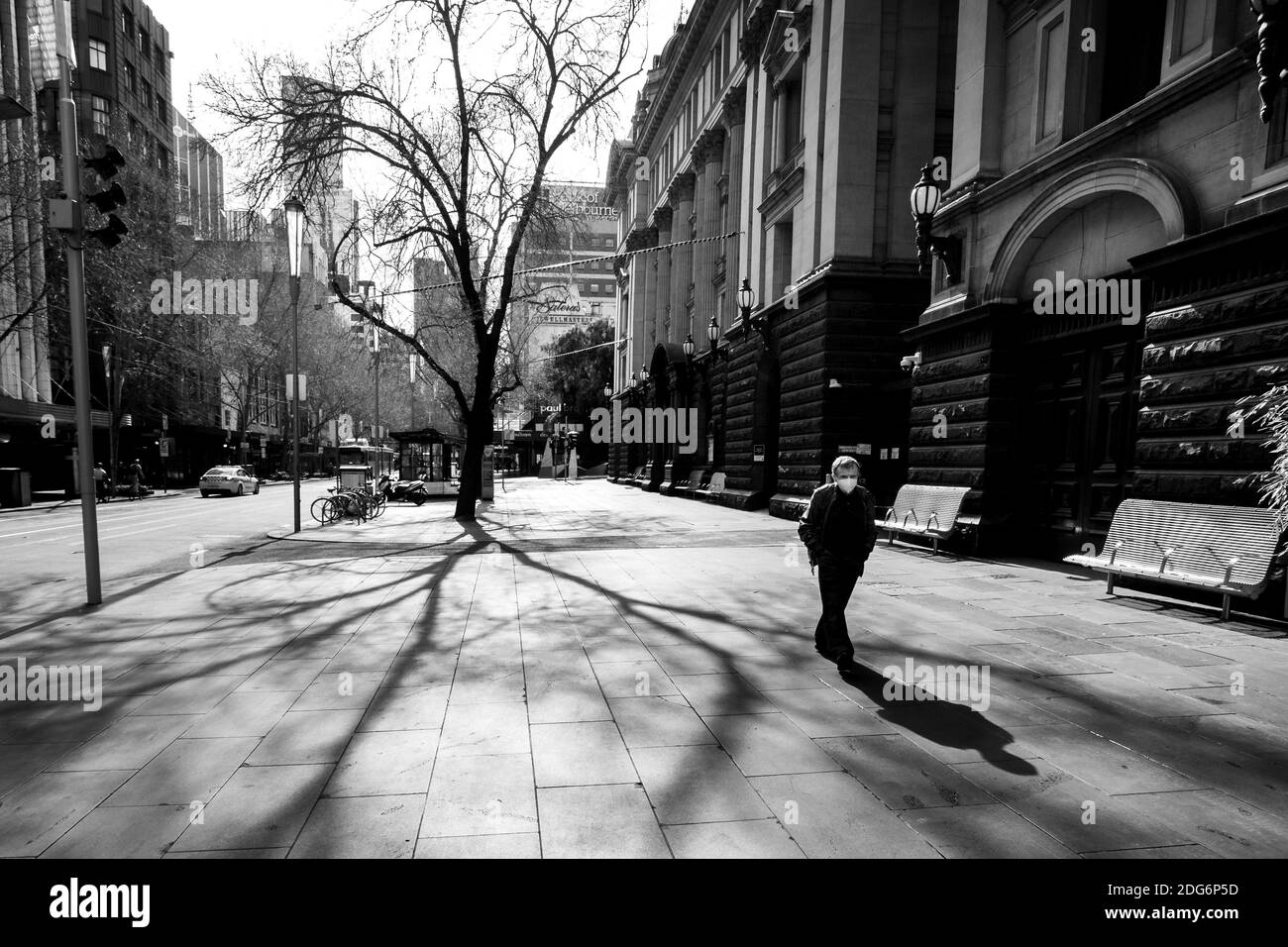 Melbourne, Australien, 6. August 2020. Ein Blick auf die Swanston Street, die nach Norden schaut, während der COVID-19 in Melbourne, Australien, das Leben aus dem CBD entwässert. Die Einschränkungen der Stufe 4 in Melbourne werden fortgesetzt, da heute um Mitternacht Arbeitsgenehmigungen in Kraft treten. Dies kommt, da weitere 471 neue COVID-19 Fälle über Nacht aufgedeckt wurden.Quelle: Dave Hewison/Alamy Live News Stockfoto