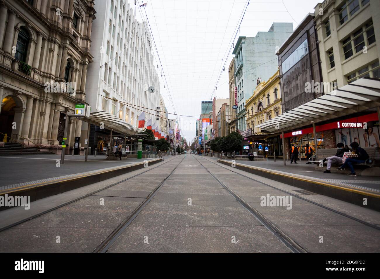 Melbourne, Australien, 7. August 2020. Die Bourke Street Mall, in der Regel überfüllt mit Einkäufern an einem Freitagabend, steht während der COVID-19 in Melbourne, Australien, völlig leer. Die Einschränkungen der Stufe 4 in Melbourne werden fortgesetzt, da das Leben von der Stadt abfliesst, jetzt, wo Arbeitsgenehmigungen durchgesetzt werden. Premier Daniel Andrews hat erneut nicht auf Fragen zu Misserfolgen in seiner Regierung, die zu über 180 Todesfällen in seinem Staat führte, antworten können. Victoria verzeichnete weitere 450 neue COVID-19 Infektionen sowie 11 Todesfälle über Nacht.Quelle: Dave Hewison/Alamy Live News Stockfoto