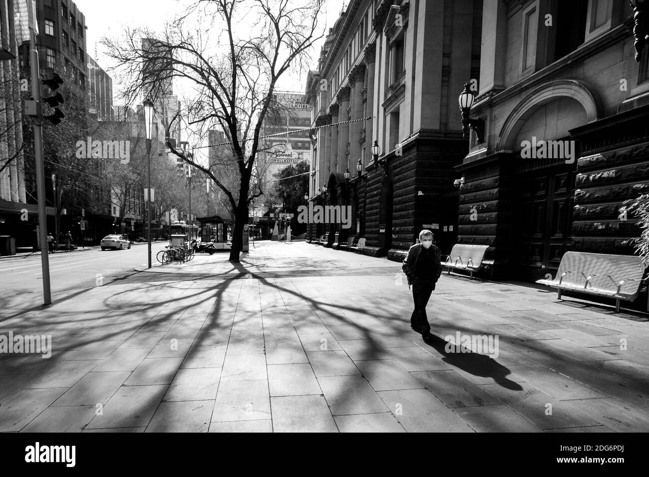 Melbourne, Australien, 6. August 2020. Ein Blick auf die Swanston Street, die nach Norden schaut, während der COVID-19 in Melbourne, Australien, das Leben aus dem CBD entwässert. Die Einschränkungen der Stufe 4 in Melbourne werden fortgesetzt, da heute um Mitternacht Arbeitsgenehmigungen in Kraft treten. Dies kommt, da weitere 471 neue COVID-19 Fälle über Nacht aufgedeckt wurden.Quelle: Dave Hewison/Alamy Live News Stockfoto