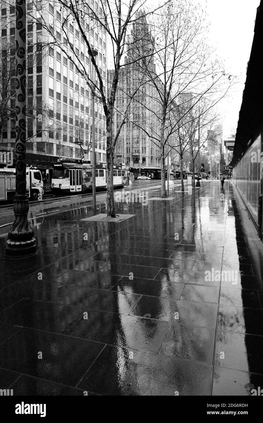 Melbourne, Australien, 14. August 2020. Ein Blick auf eine Wet Swanston Street während der COVID-19 in Melbourne, Australien. Victoria hat 14 COVID-bezogene Todesfälle registriert, darunter ein 20-jähriger, der jüngste, der in Australien an Coronavirus starb, und weitere 372 neue Fälle über Nacht.Quelle: Dave Hewison/Alamy Live News Stockfoto