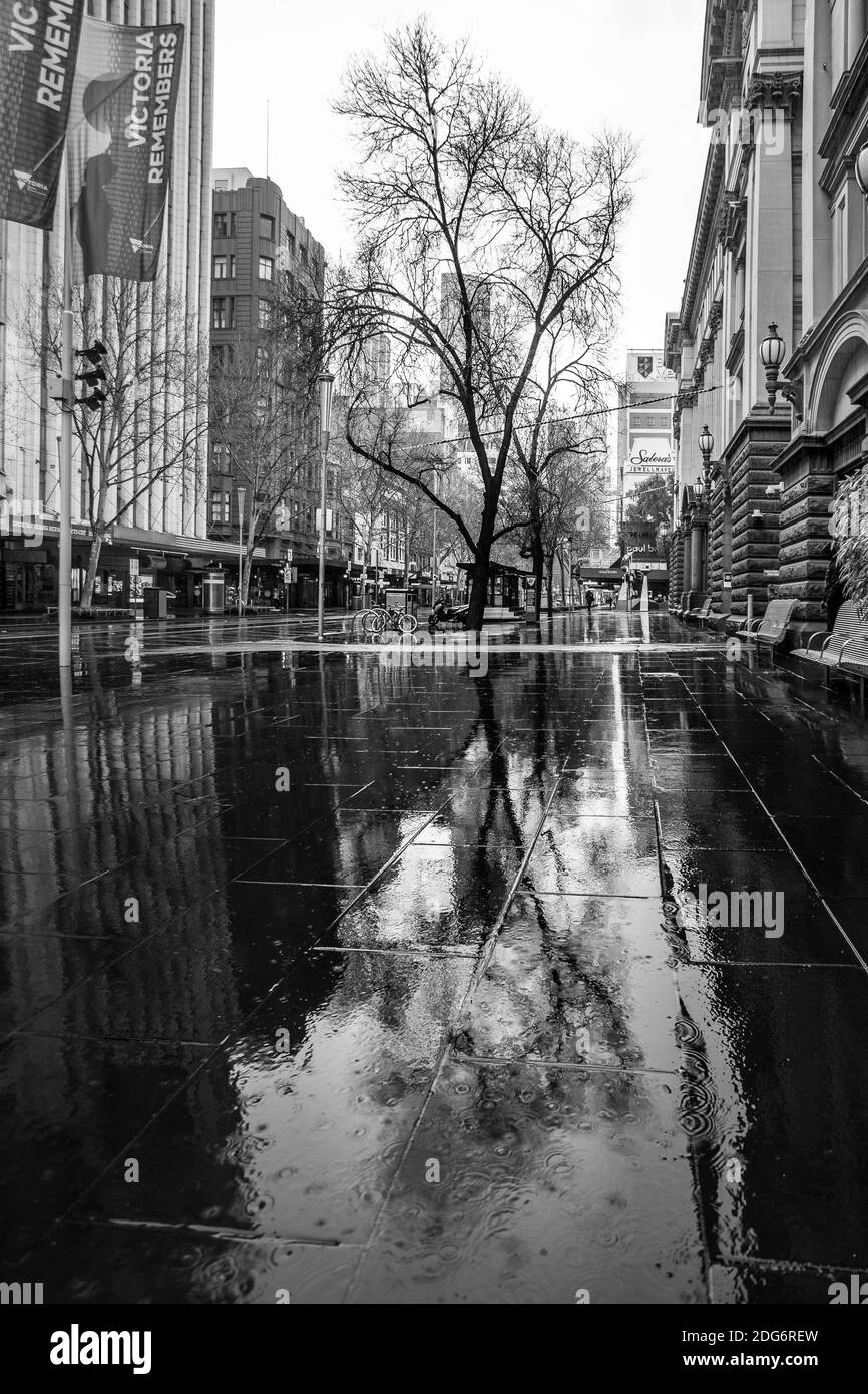 Melbourne, Australien, 14. August 2020. Ein Blick auf eine vom Wasser durchnässte Swanston Street ohne Leben während der COVID-19 in Melbourne, Australien. Victoria hat 14 COVID-bezogene Todesfälle registriert, darunter ein 20-jähriger, der jüngste, der in Australien an Coronavirus starb, und weitere 372 neue Fälle über Nacht.Quelle: Dave Hewison/Alamy Live News Stockfoto