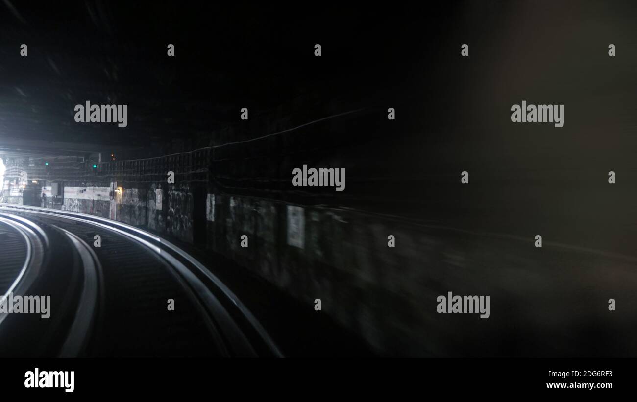 Schnelle u-Bahn unter blauen und gelben Licht Stockfoto