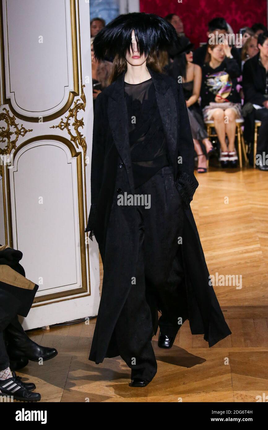 Ein Model läuft auf der Piste während der John Galliano Fashion Show auf der FW17, die am 4. März 2017 in Paris, Frankreich, stattfand. Foto von Alain Gil Gonzalez /ABACAPRESS.COM Stockfoto