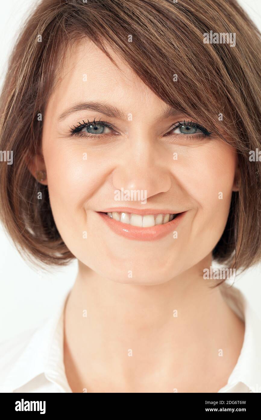 Kopfschuss erwachsenen Frau mit toothy Lächeln. Stockfoto