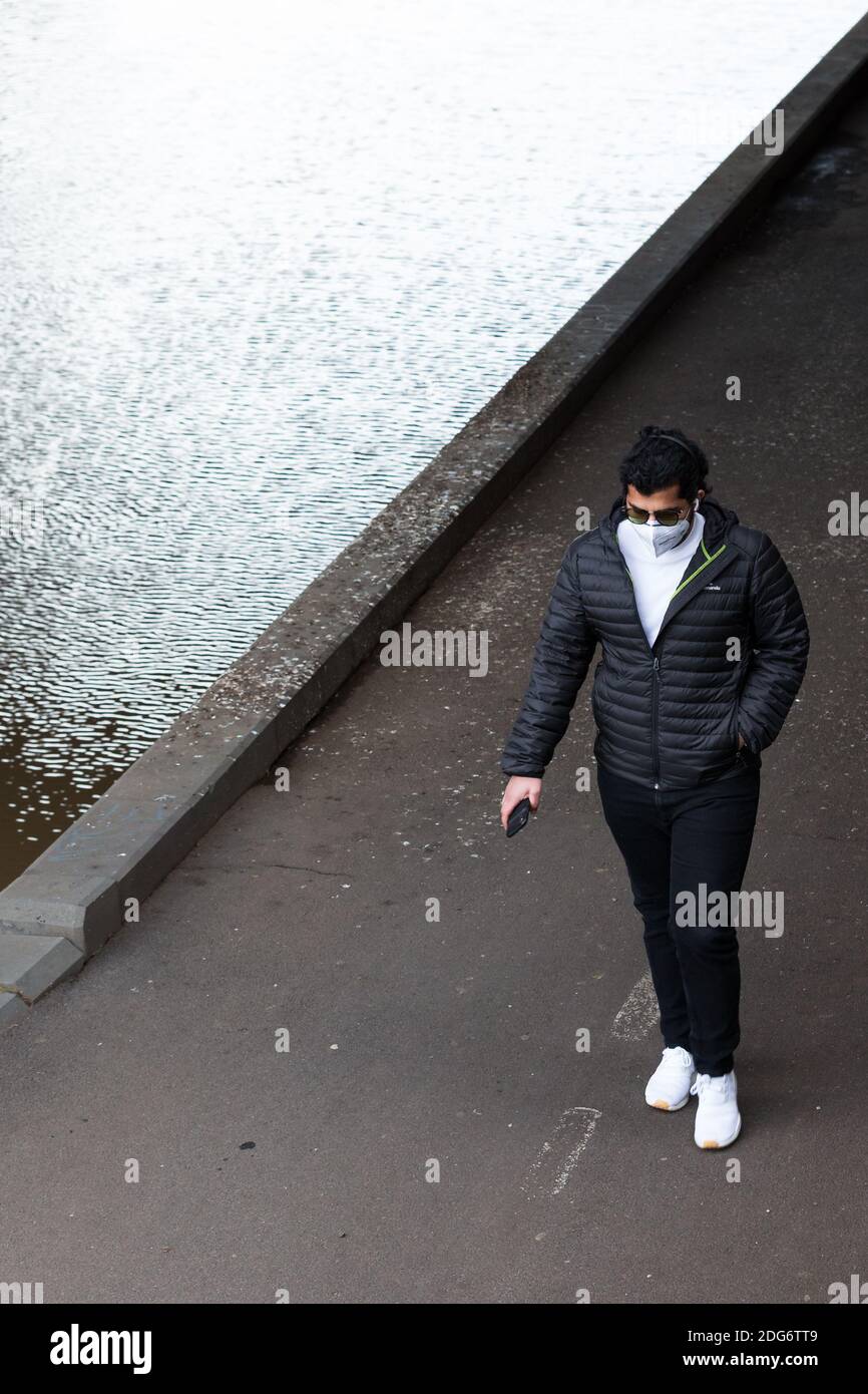 Melbourne, Australien, 24. August 2020. Maskierte Melbournianer genießen während der COVID-19 in Melbourne, Australien, eine Stunde im CBD. Premier Daniel Andrews hat gestern seine Pläne bekannt gegeben, Victorias Notstand um weitere 12 Monate zu verlängern, was seiner Regierung und seinem Chief Health Officer Brett Sutton beispiellose Befugnisse und die Möglichkeit gibt, demokratische Kontrollen und Gleichgewichte zu beschneiden. Es kommt, wie Fallzahlen weiter fallen. Die Verantwortung für die aktuelle Welle, die der Staat erlebt, liegt allein auf den Schultern der Andrews-Regierungen, und einige sagen, dass, wenn Stockfoto
